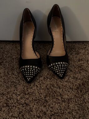 Source Unknown Black Pointed-Toe Studded Pumps